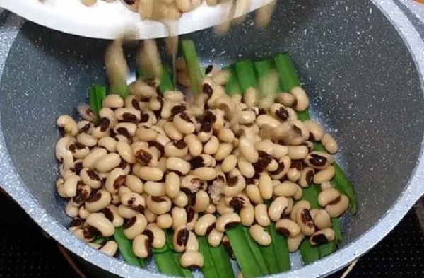 cach nau che dau trang 7 - Cách nấu chè đậu trắng nước cốt dừa thơm ngon