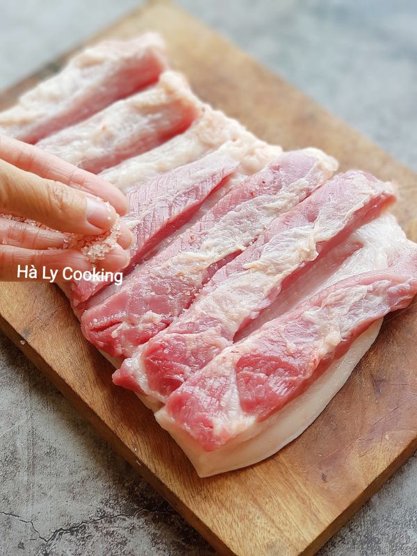 thit lon cuon hanh sa nuong 3 - Cách làm Thịt Lợn cuộn hành sả nướng béo ngậy, giòn tan