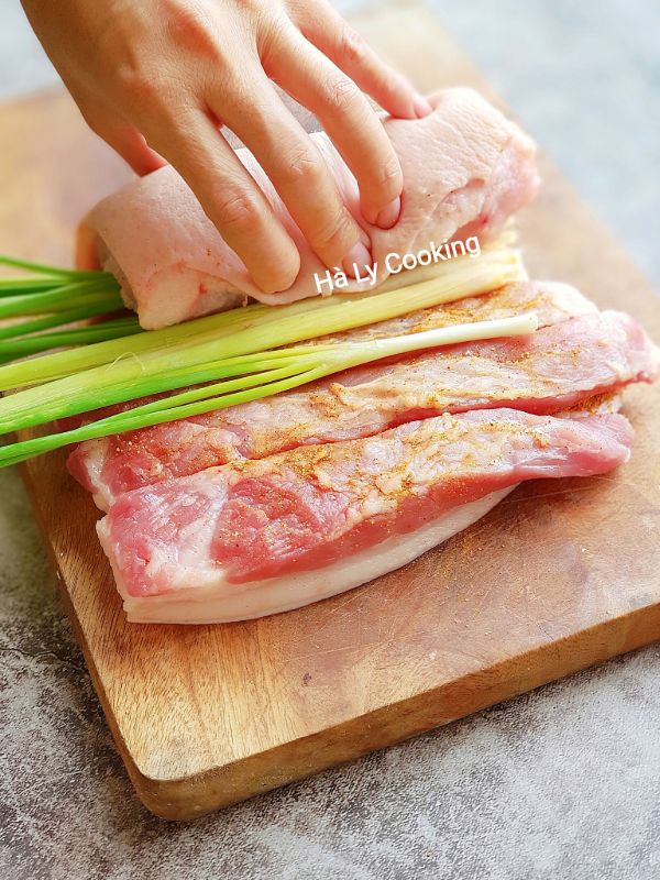 thit lon cuon hanh sa nuong 6 - Cách làm Thịt Lợn cuộn hành sả nướng béo ngậy, giòn tan