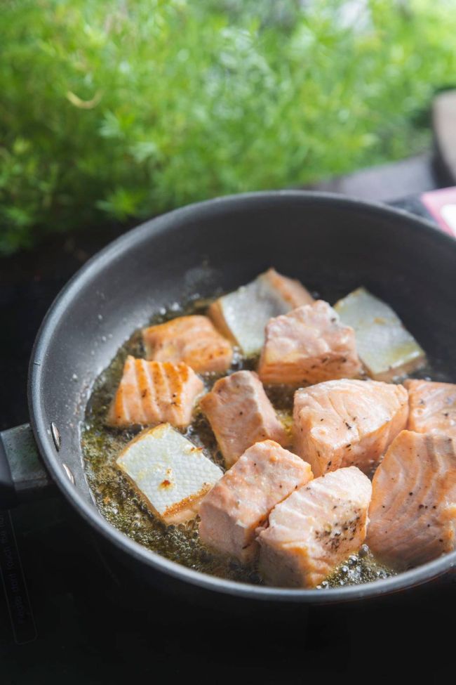 cach lam banh ca hoi 5 - Cách làm Bánh cá hồi & khoai tây vừa lạ vừa ngon