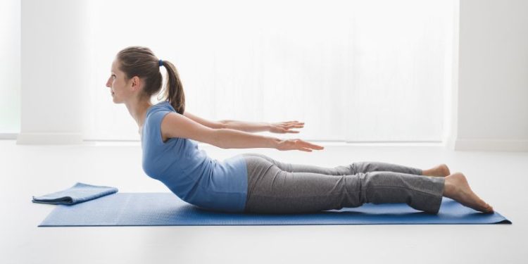 Tư thế Châu Chấu trong Yoga: Bí quyết giảm đau lưng