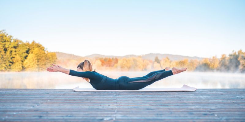 Cách thực hiện tư thế Châu Chấu trong Yoga cho người mới bắt đầu