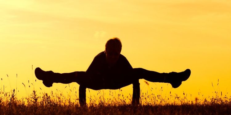 Yoga tư thế con đom đóm giúp thư giãn và tăng cường sức khỏe 3 Yoga tư thế con đom đóm giúp thư giãn và tăng cường sức khỏe