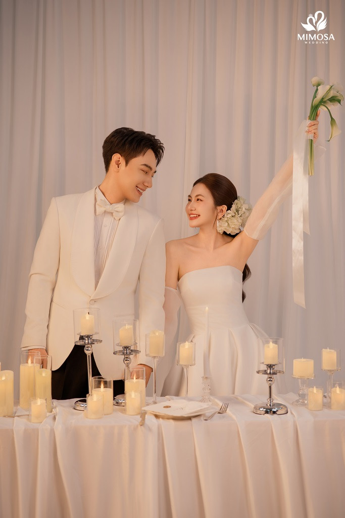 Cặp đôi nắm tay nhau đi dưới ánh nắng, tượng trưng cho một tương lai tươi sáng