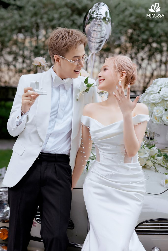 Cặp đôi đang trao nhau lời thề ước trong không gian lãng mạn