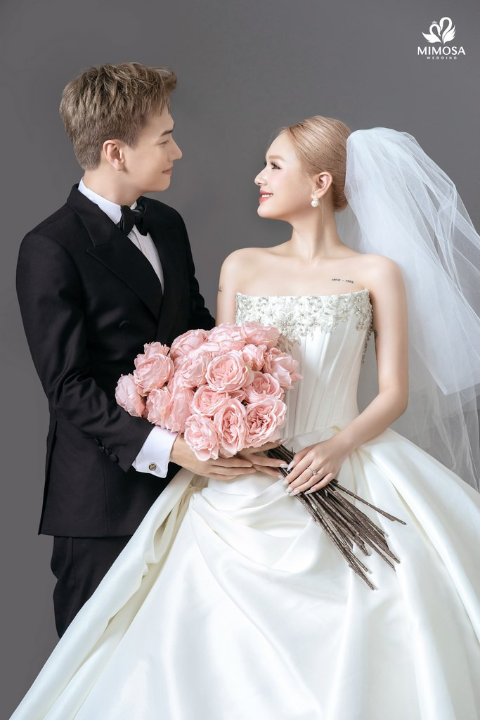 Hai người đang thảo luận về kế hoạch tài chính và sự nghiệp chung