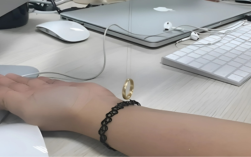 Để nhẫn dao động tự do, giữ tay thật tĩnh và không tạo rung lắc.
