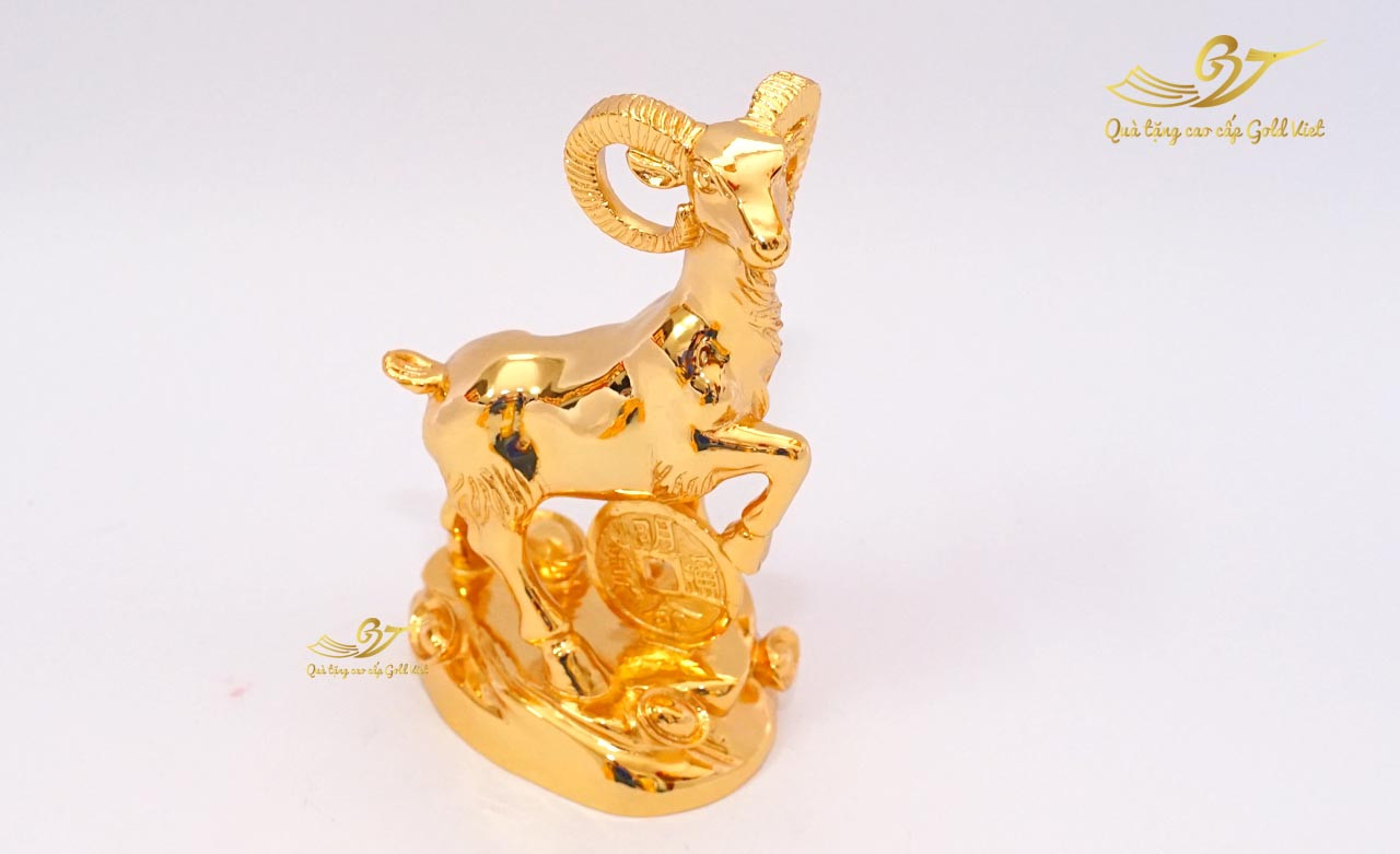 Hình ảnh một người phụ nữ đang ngồi thiền/thư giãn, tượng trưng cho việc giữ bình tĩnh, hóa giải thị phi