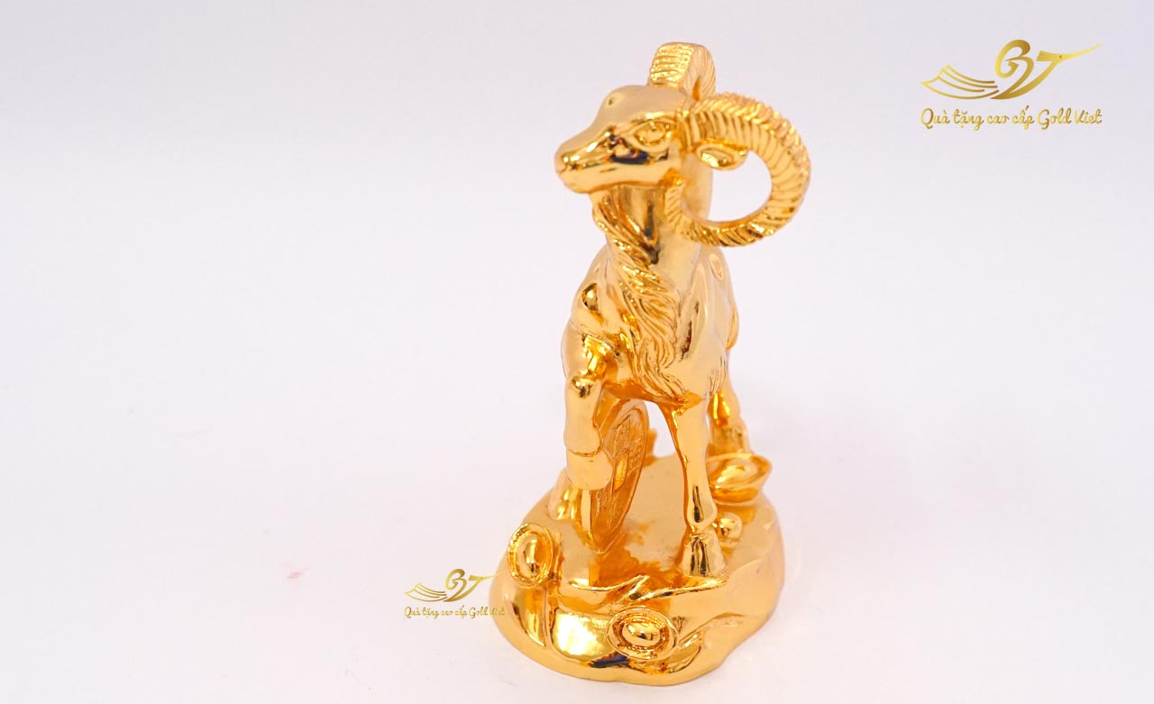 Chân dung một người phụ nữ Tân Mùi đang mỉm cười, tượng trưng cho niềm vui tài lộc và sự an lạc