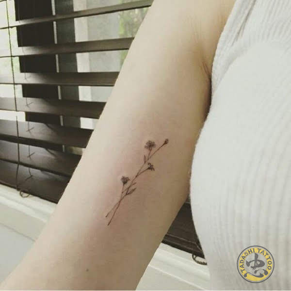 Mẫu hình xăm cành cây cỏ mềm mại, là lựa chọn tương sinh Mộc cho Nữ Ất Hợi