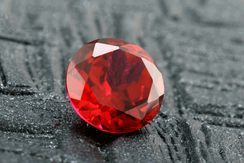 Nữ Bính Tuất nên sử dụng đá Ruby vì loại đá này có thể giúp chị em kích hoạt sao Mộc Đức và hỗ trợ học tập tốt hơn
