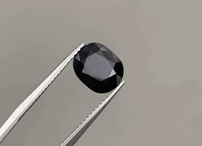 Sapphire den co cong dung bao ve kha tot, nam Nhâm Tuất khi su dung se hoa giai duoc sat khi tu hung tinh
