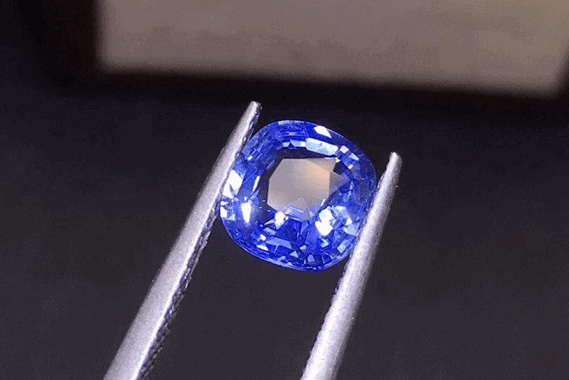 Sapphire xanh là loại đá mang năng lượng Thủy có thể giúp nữ Giáp Thân cải thiện sức khỏe bản thân tốt hơn