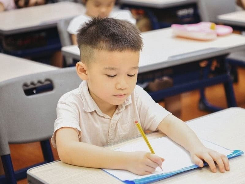 Trẻ 7 tuổi đang trong quá trình học tập kỹ năng cơ bản và cần sự kiên nhẫn từ phụ huynh