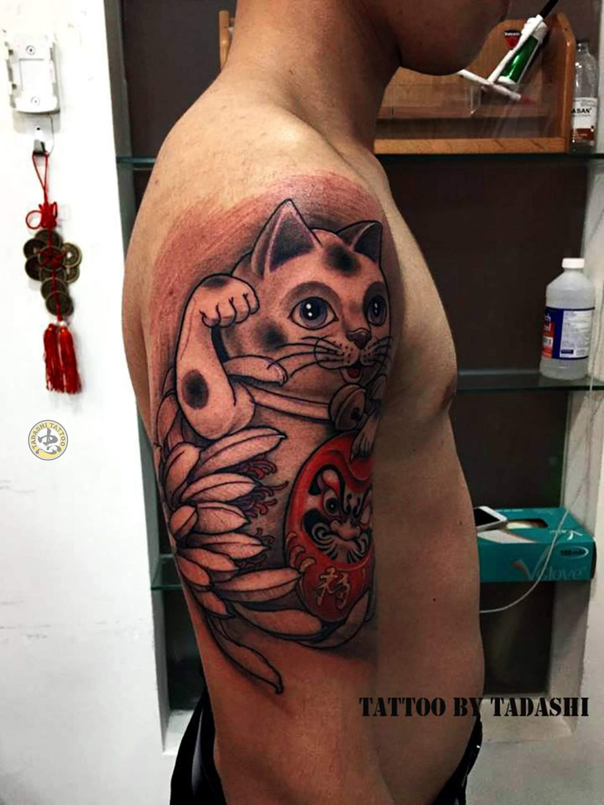 Hình xăm chú mèo Maneki Neko hợp với nam 1995