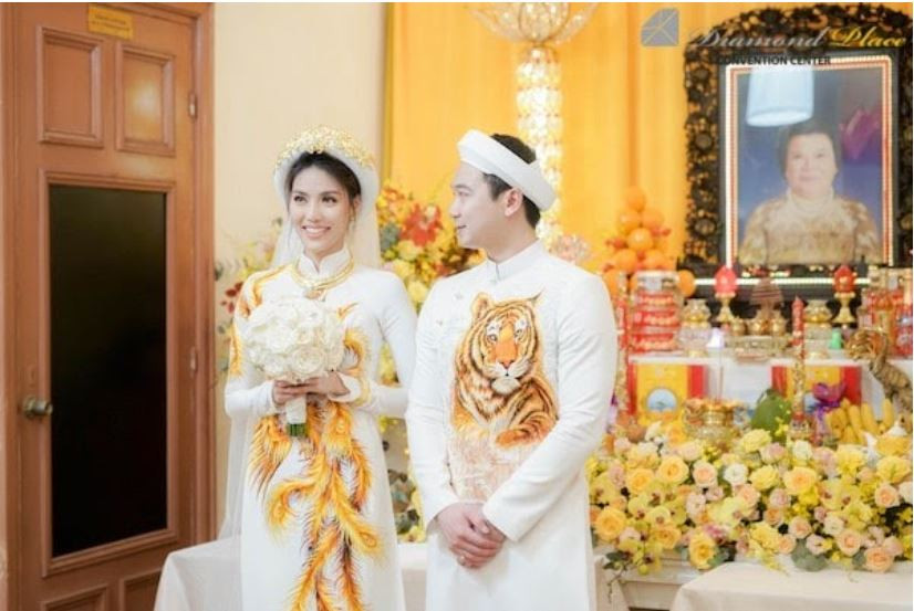 Hình ảnh cô dâu chú rể đang làm lễ trong không gian cưới hỏi truyền thống, thể hiện thủ tục đám cưới của người Việt