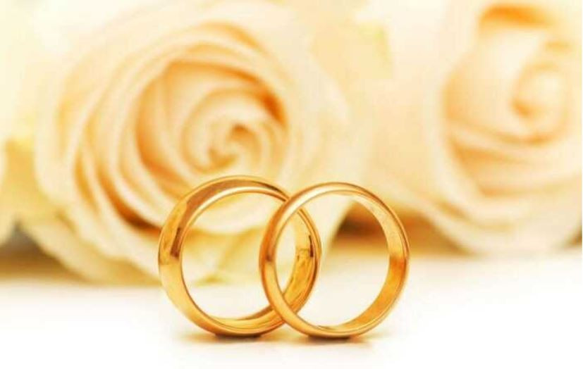 Hình ảnh cô dâu chú rể nắm tay nhau hạnh phúc, tượng trưng cho một cuộc sống hôn nhân tốt đẹp