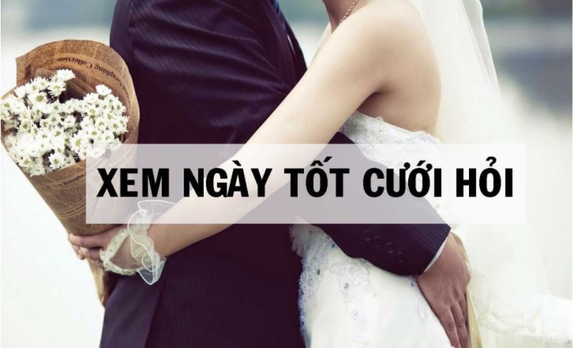 Một cặp đôi cô dâu chú rể đang trò chuyện cùng người lớn trong một buổi lễ dạm hỏi
