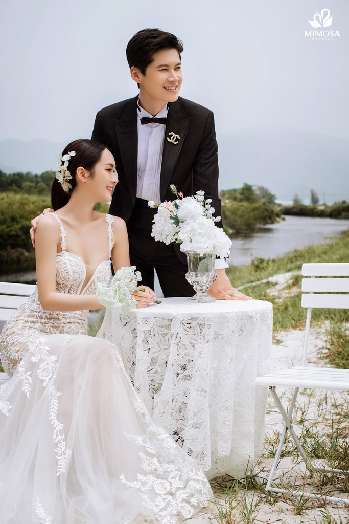 Một cặp đôi trẻ đang mỉm cười hạnh phúc bên nhau, với vẻ ngoài thanh lịch và hiện đại