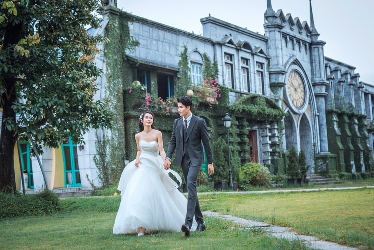 Hai bạn trẻ đang mỉm cười và nhìn về phía trước, tượng trưng cho một tương lai hôn nhân hạnh phúc