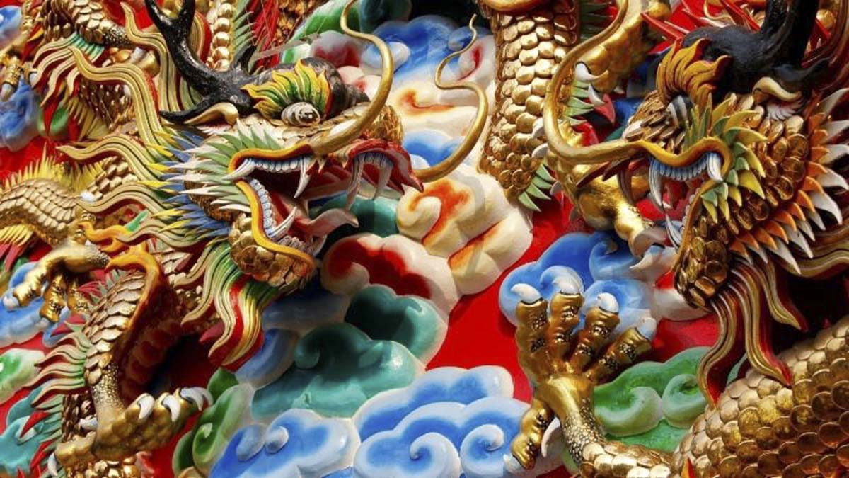 Hai người đang nắm tay, tượng trưng cho sự hợp tuổi trong tình duyên và hôn nhân