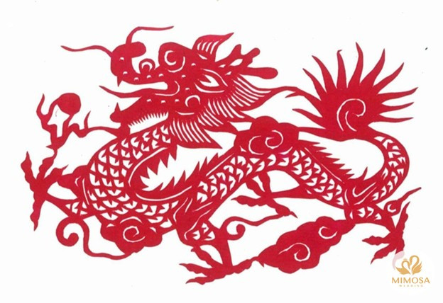 Hình ảnh người phụ nữ đang suy tư, thể hiện sự cẩn trọng trong việc lựa chọn đối tượng kết hôn và thời điểm trọng đại