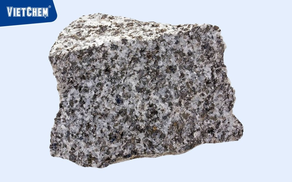 Mảnh đá Diorite có màu tối hơn Granite, với các tinh thể khoáng chất rõ ràng