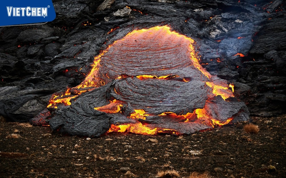 Hình ảnh magma phun trào từ núi lửa, nguội lạnh và kết tinh tạo thành đá magma