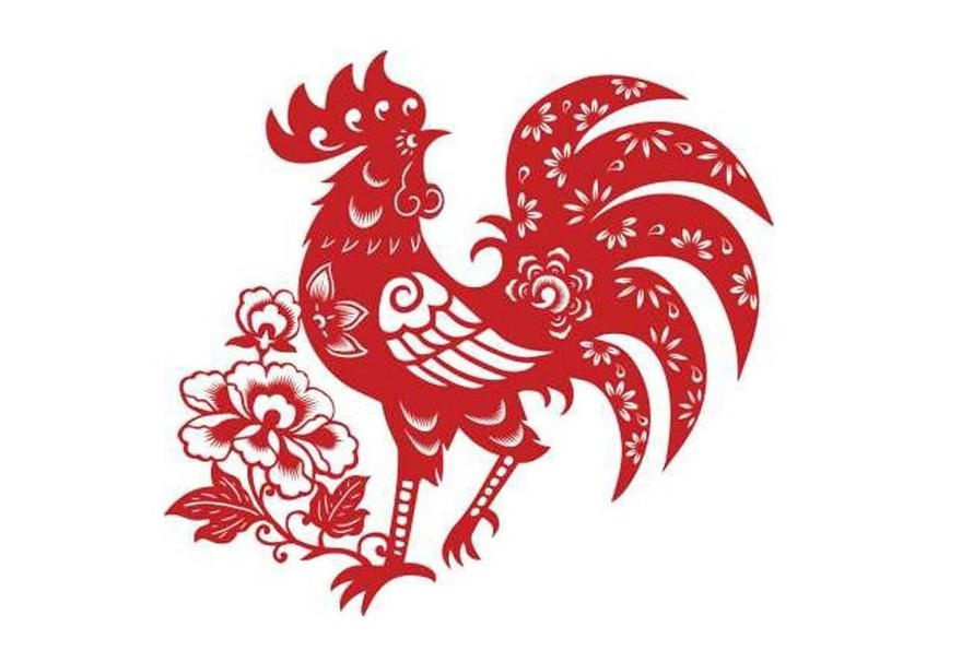 Người đàn ông làm việc chăm chỉ trước máy tính với nụ cười tự tin