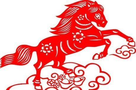 Người tuổi Ngọ đang xem xét một quyển sách về tử vi