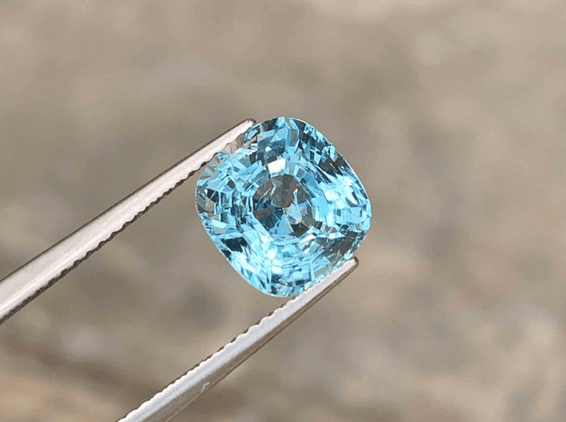 Aquamarine là loại đá rất hợp với nam Mậu Tuất, khi sử dụng sẽ hỗ trợ trong việc cầu tài và tăng cường trực giác
