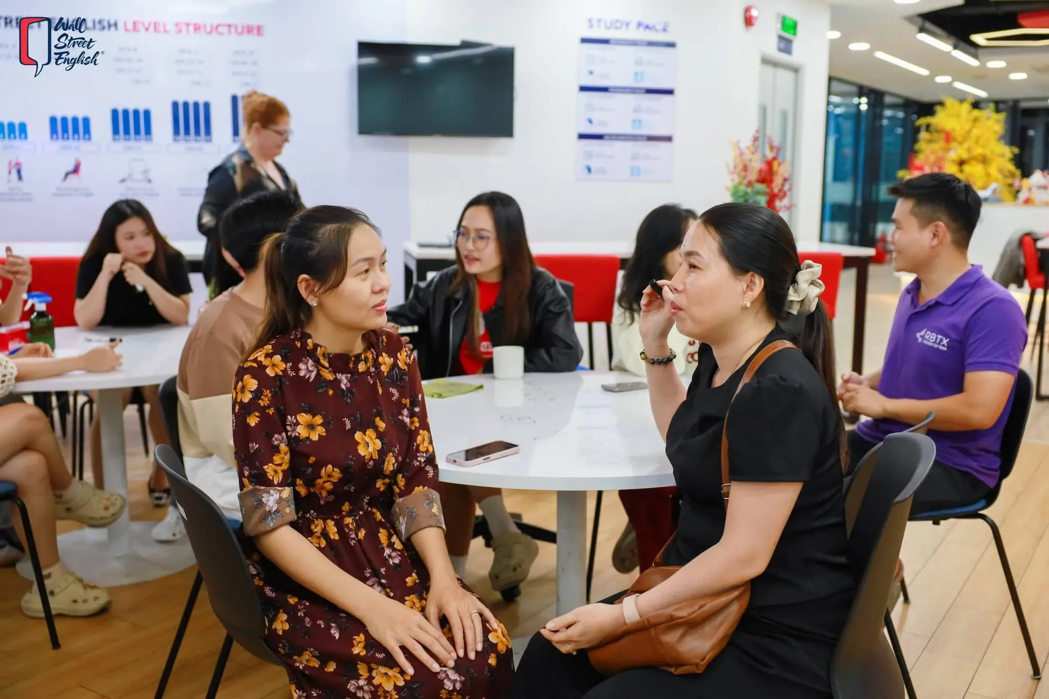 Một học viên đang luyện giao tiếp tiếng Anh trong môi trường học tại Wall Street English