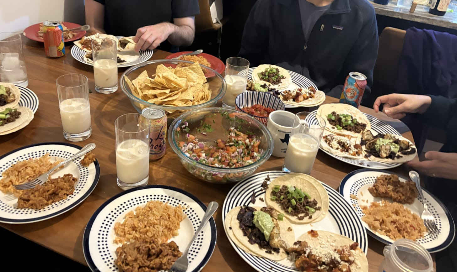 Bữa tối taco ấm cúng bên bàn ăn nhà bếp, kèm theo horchata tự làm