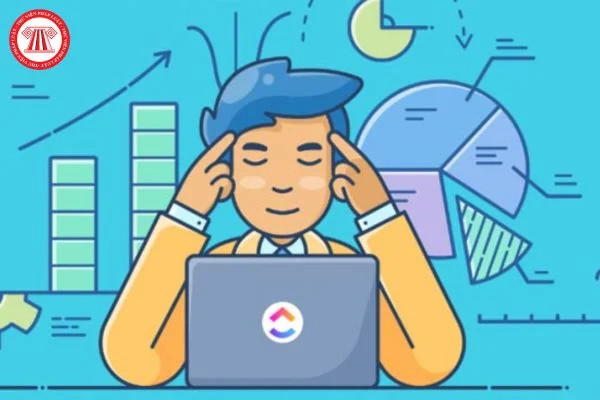 Một người trẻ tự tin làm việc độc lập tại văn phòng
