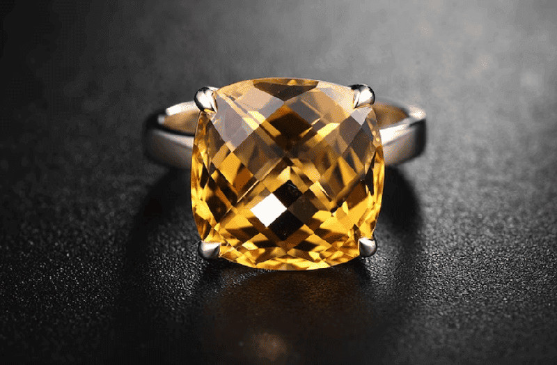 Nam Ất Tỵ nên sử dụng đá Citrine vì đây là loại đá thuộc hành Thổ có thể giúp họ kích hoạt tài lộc cực tốt
