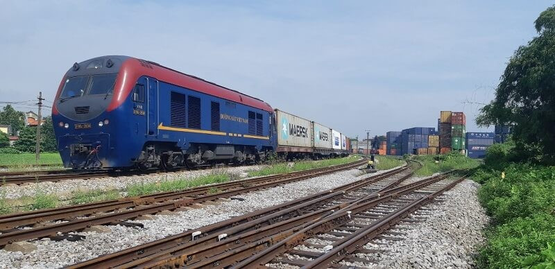 Sắt được ứng dụng để làm đường ray tàu hỏa, đảm bảo độ bền và an toàn