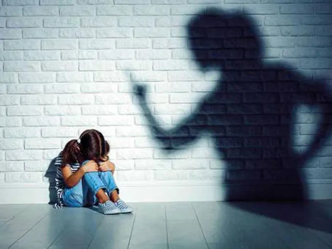 Con cái cần được yêu thương, bảo bọc nhưng đồng thời vẫn cần tới “roi vọt” cho con nên người