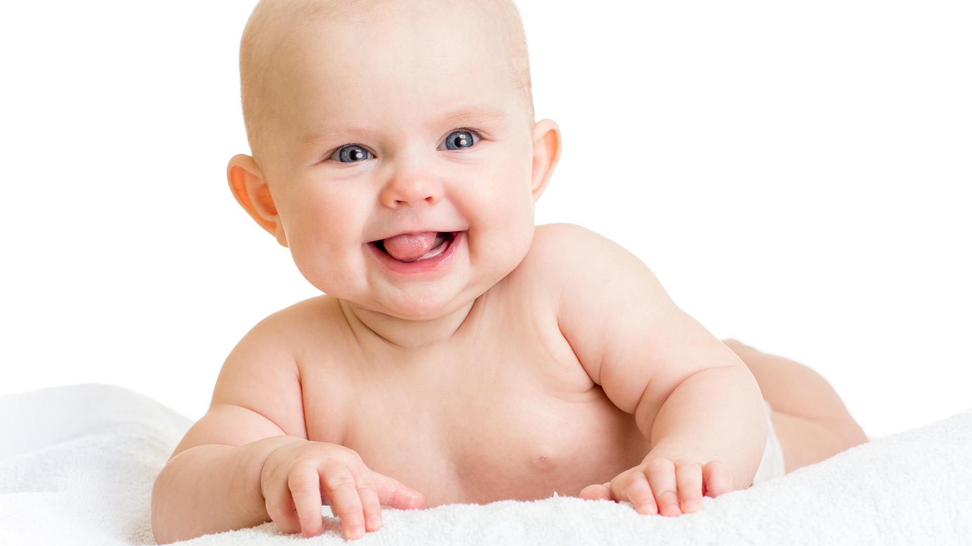 Em bé cười đáng yêu nằm trên khăn trắng