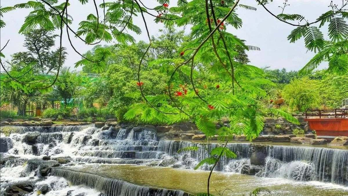 Thác Đá Hàn với dòng nước trắng xóa đổ xuống những tầng đá rêu phong