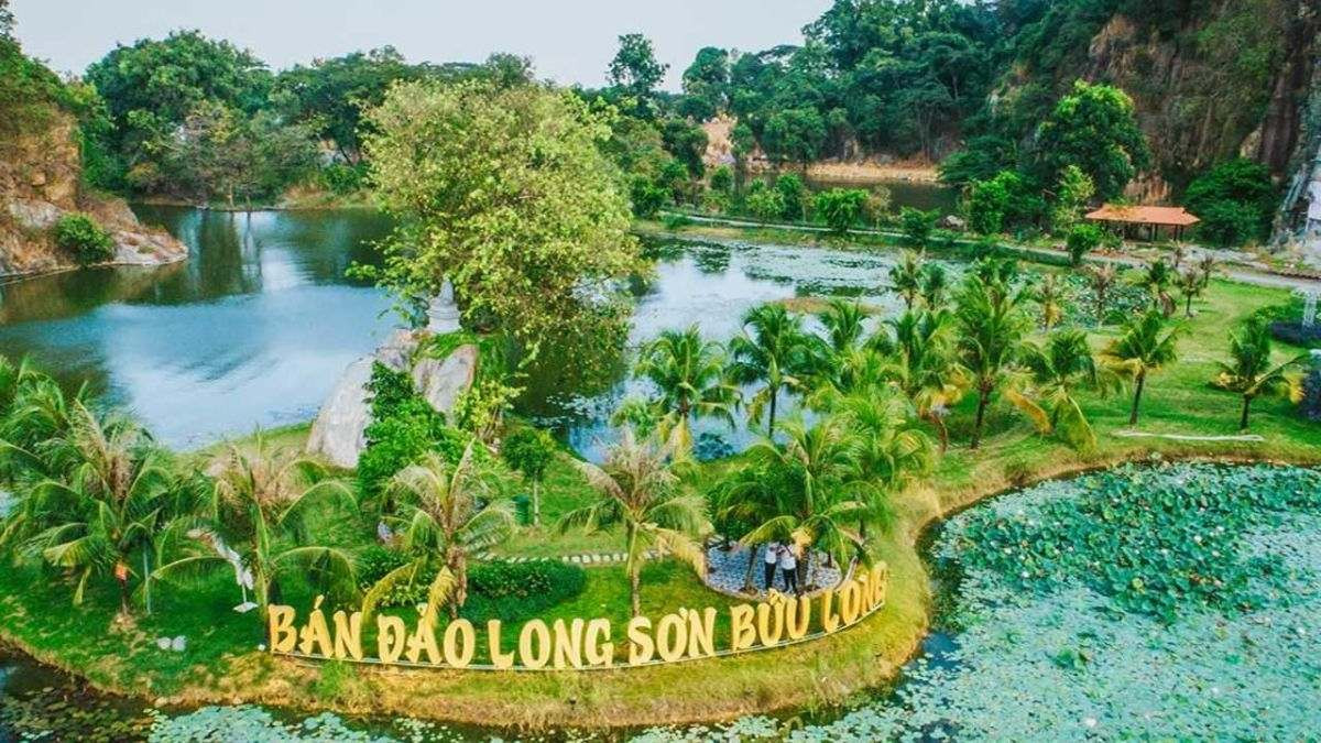 Khu du lịch Bửu Long với hồ nước trong xanh và núi đá vôi