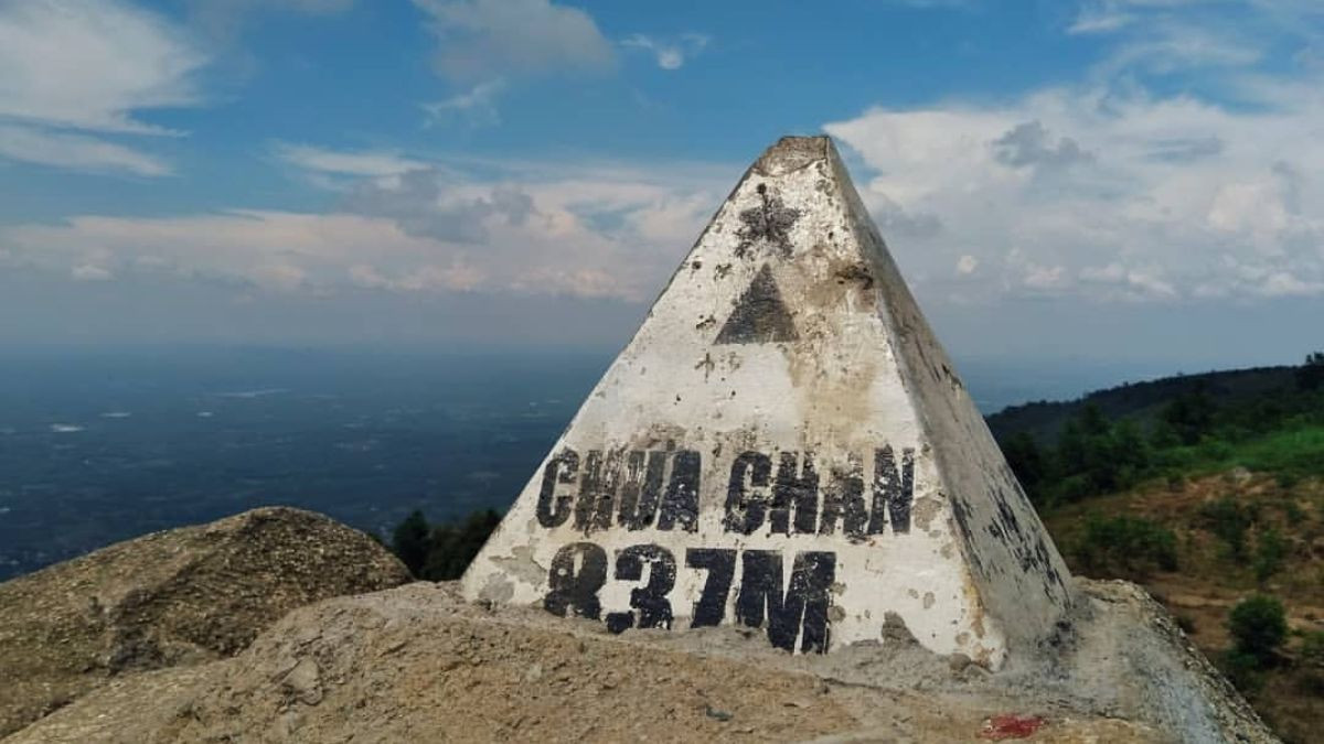Khung cảnh ngoạn mục nhìn từ đỉnh Núi Chứa Chan