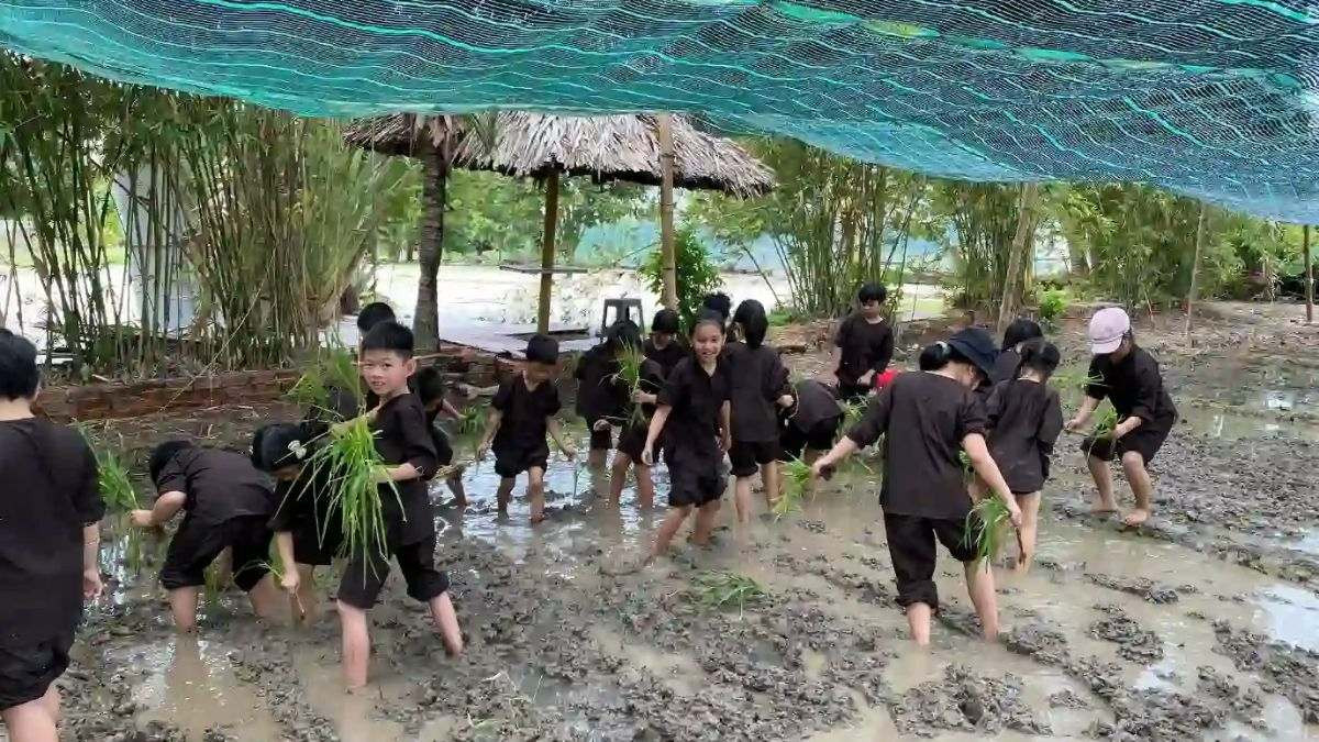 Không gian mộc mạc tại Làng du lịch Tre Việt với các công trình bằng tre