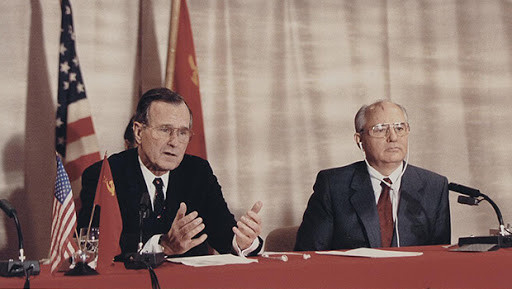 Tổng thống Mỹ G. Bush (cha) và Tổng Bí thư Đảng Cộng sản Liên Xô M. Gorbachev tuyên bố chấm dứt chiến tranh (tháng 12/1989)
