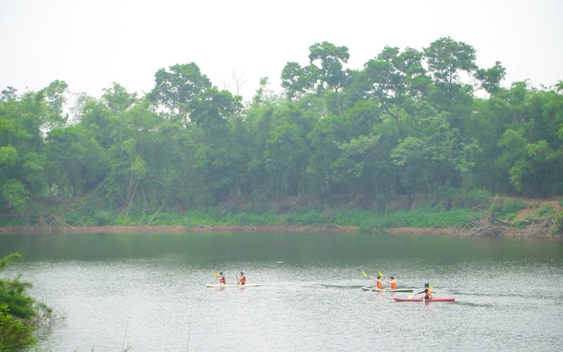 Tree Farm Hoài Đức điểm cắm trại xanh gần Hà Nội 8 Trải nghiệm chèo SUP trên hồ gần khu glamping TreeFarm
