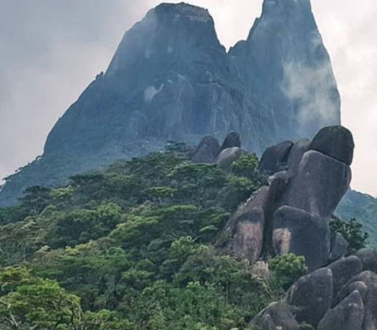 Hòn Vọng Phu Đắk Lắk nhìn về phía mặt trời lặn